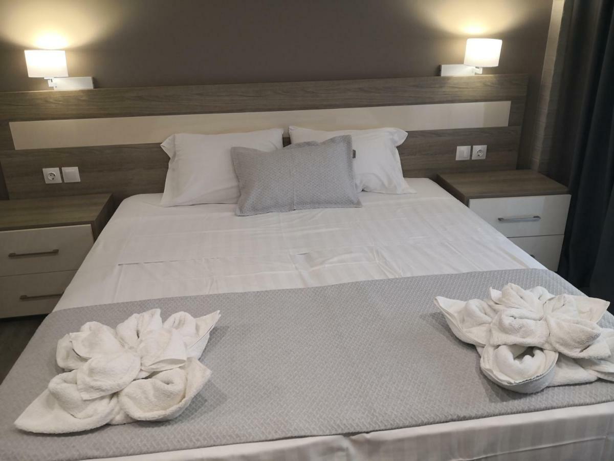 Zimmer mit Kingsize-Bett und Gartenblick.