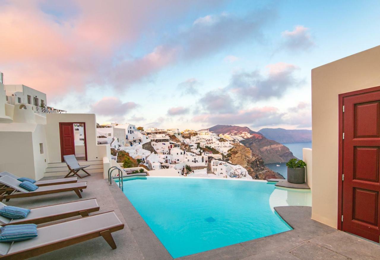 Two Bedroom Villa with Infinity Pool and Caldera View