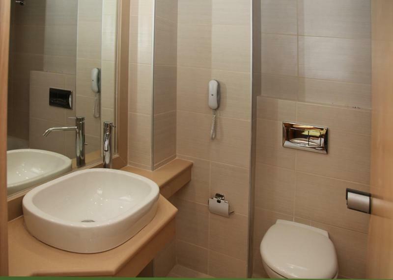 Zweibettzimmer mit Poolblick