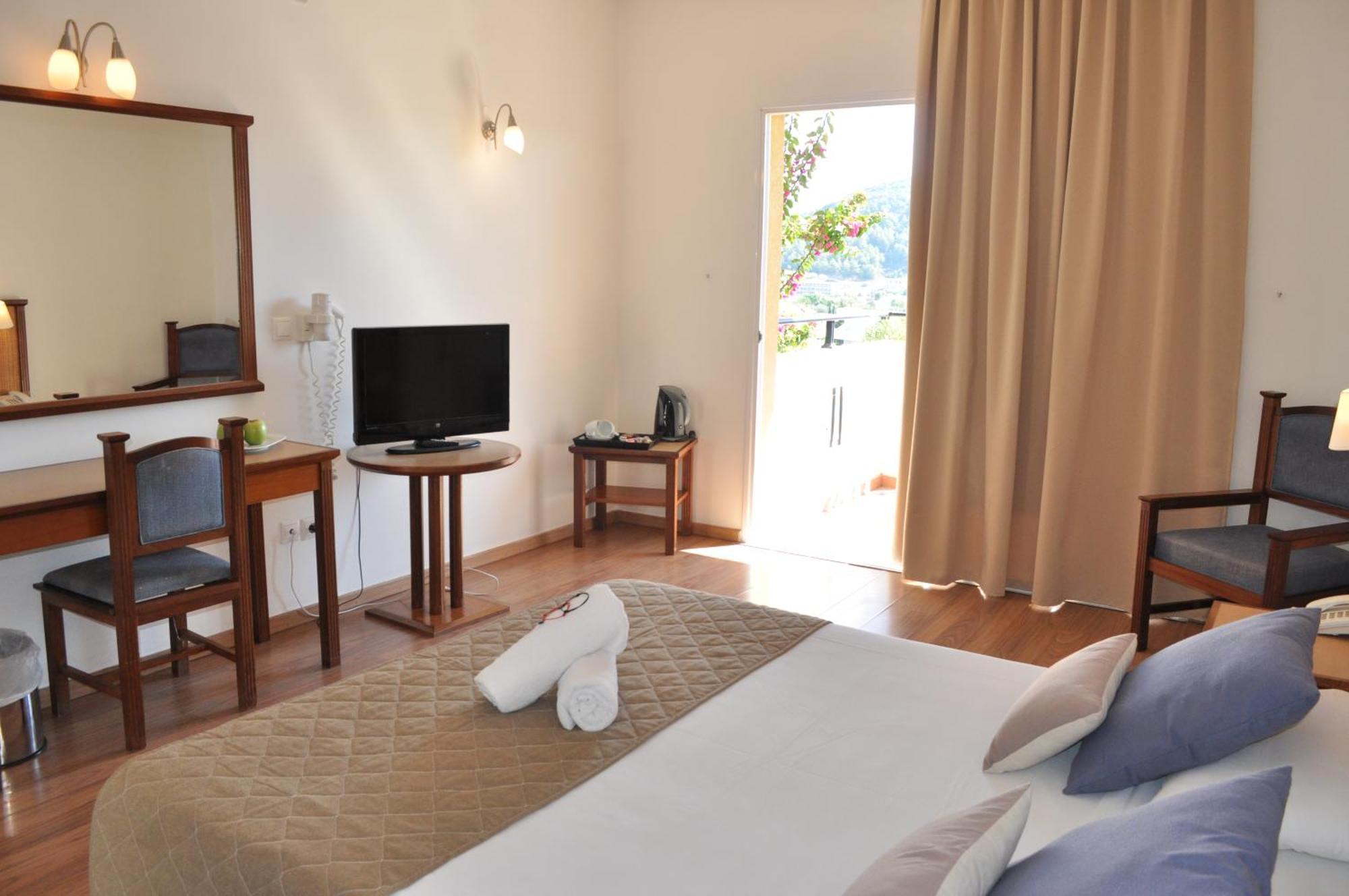 Doppel- oder Zweibettzimmer mit Garten- und Poolblick