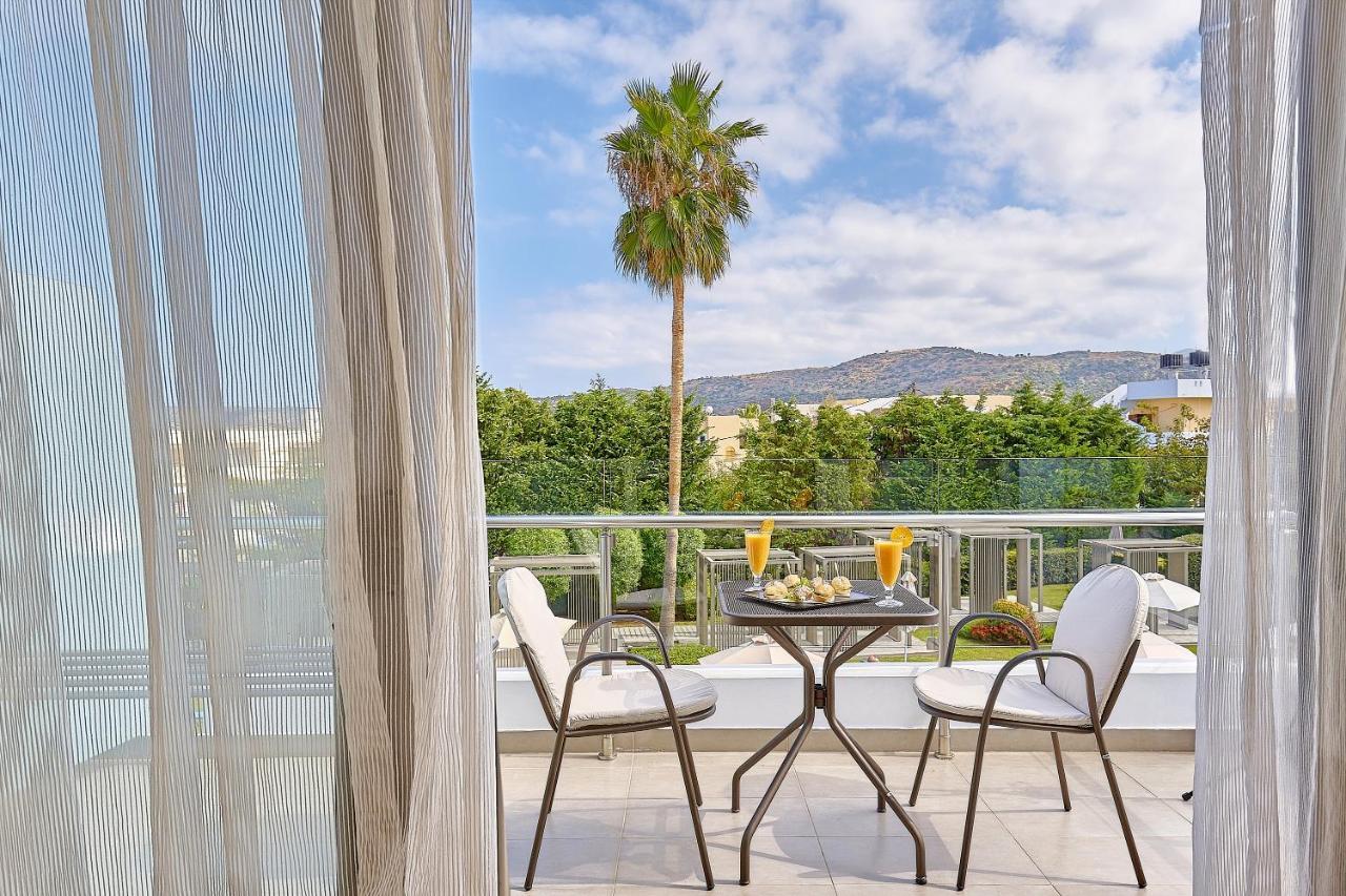 Chambre Double ou Lits Jumeaux Supérieure - Vue sur Piscine