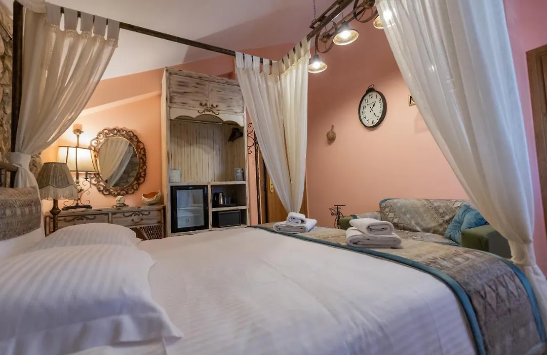 Maria'S Boutique Rooms-1