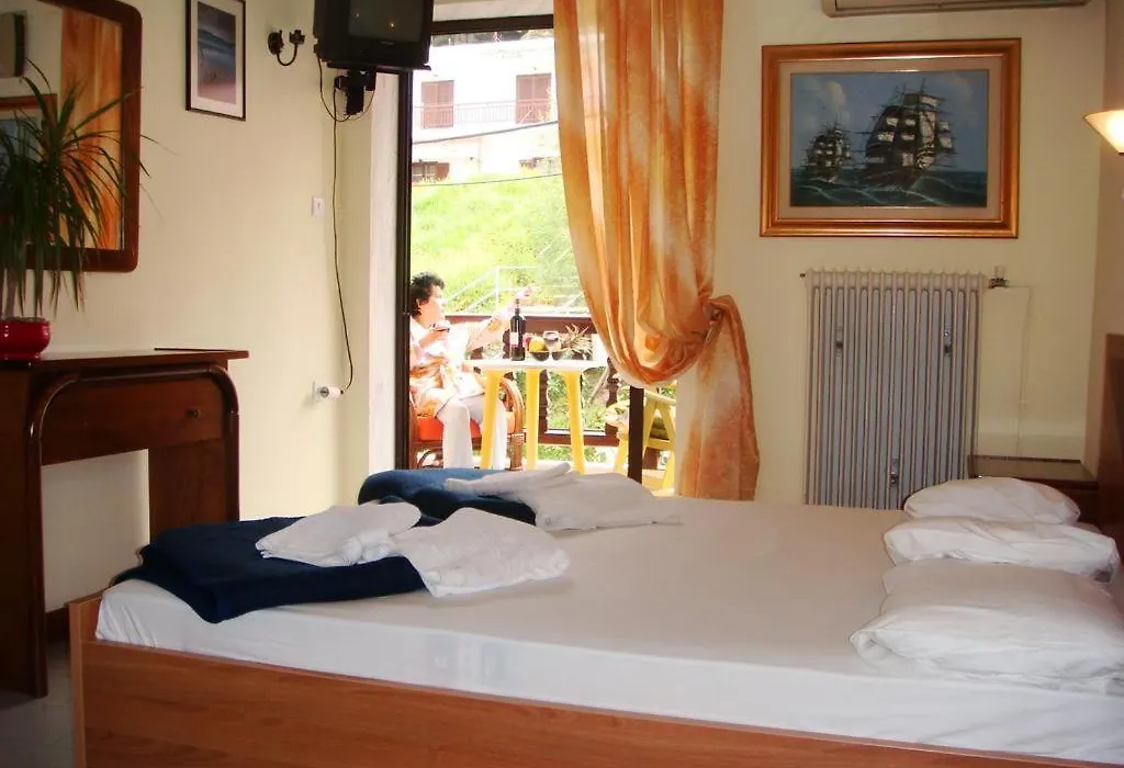 Room In Bb - Welcome To Hotel Petunia, In Neos-Marmaras,Xalkidiki ,Greece Triple Room 3-1