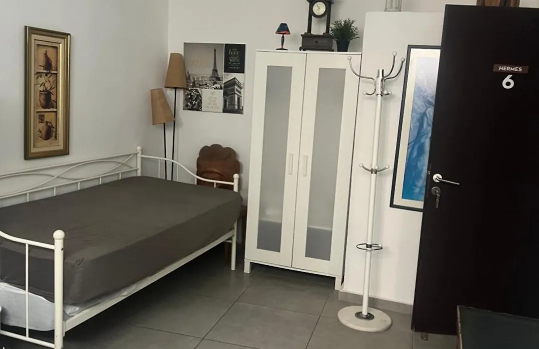 Centrally Located Private Rooms-1