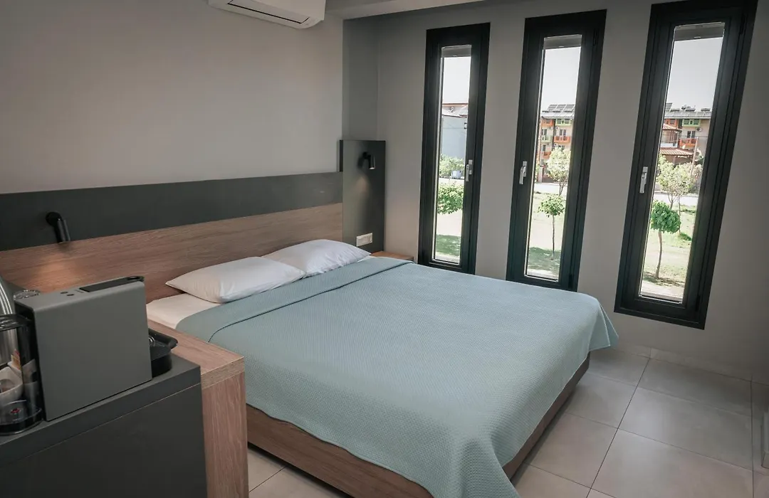 Elizabeth Queen Luxury Rooms-1