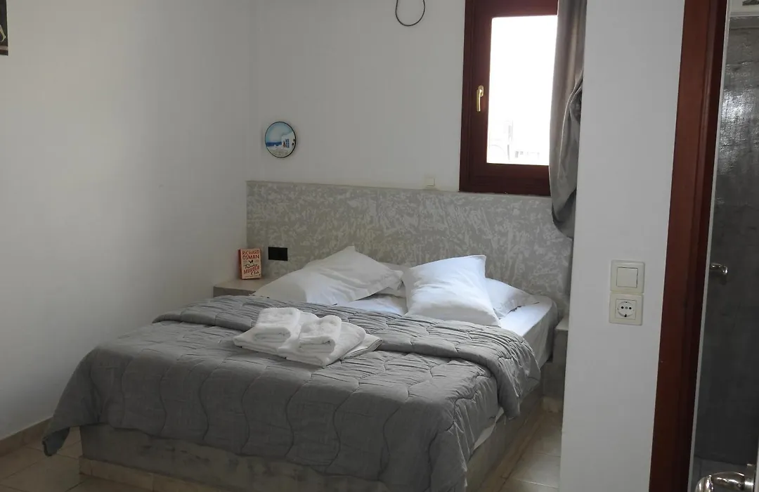 Birds Villa Apartments With Heated Pool - Including Car And Breakfast-1