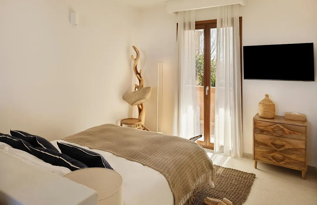 Angelina Boutique Escape-1