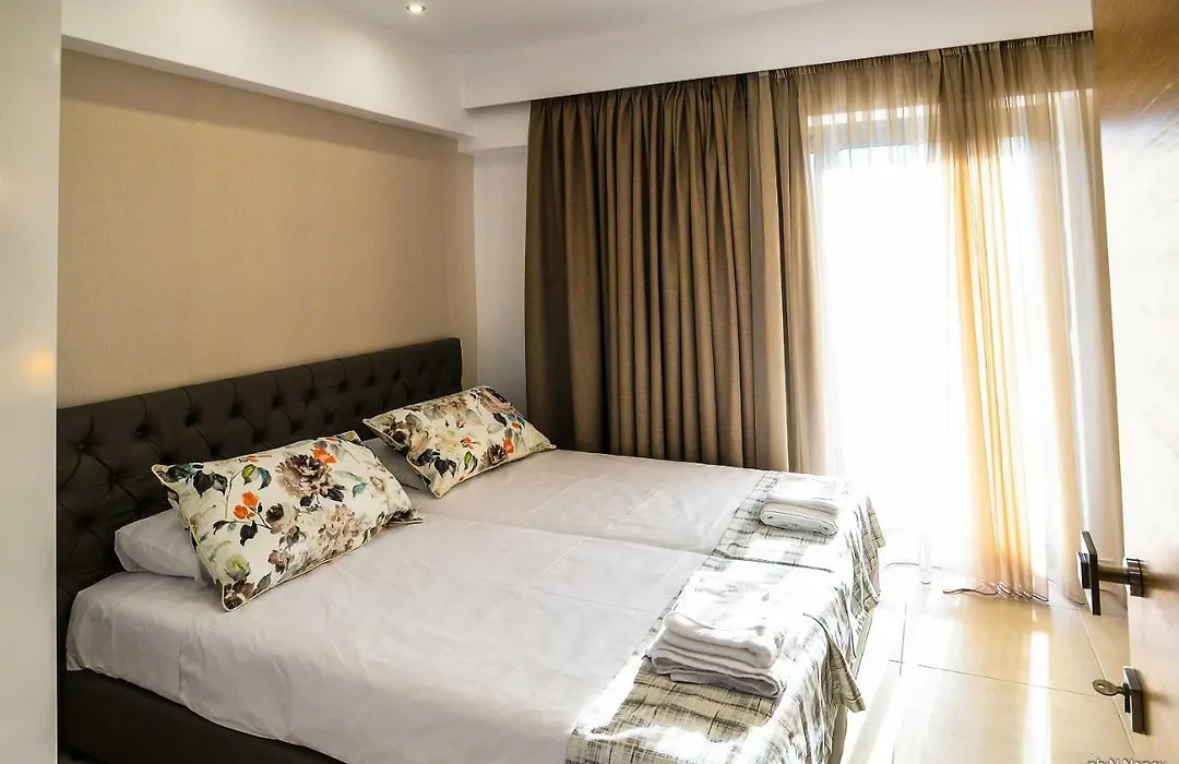 Island Dreams Rooms & Suites-1