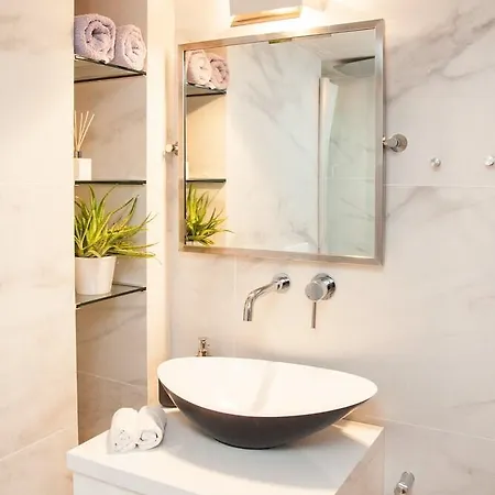 Bright Cozy Aprt In Glyfada-3