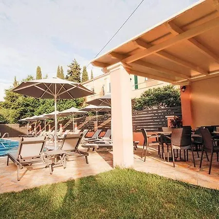 Bella De Lux Apts-2