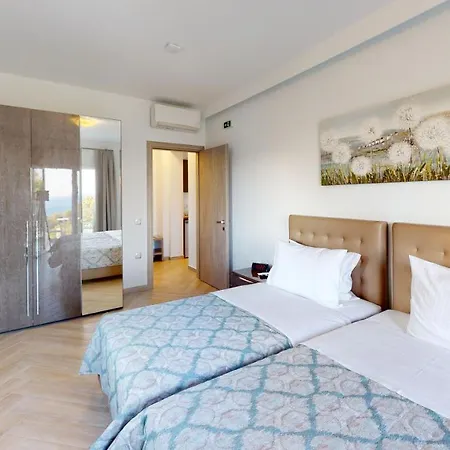Golden Lion Parga-2