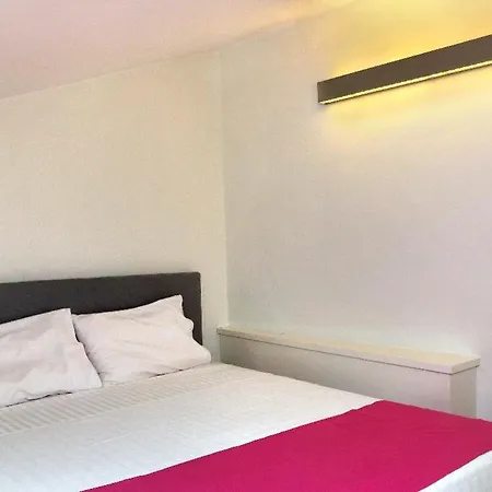 Vivian Art Apartments-2