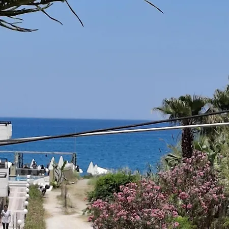 Lola'S Hotel-2