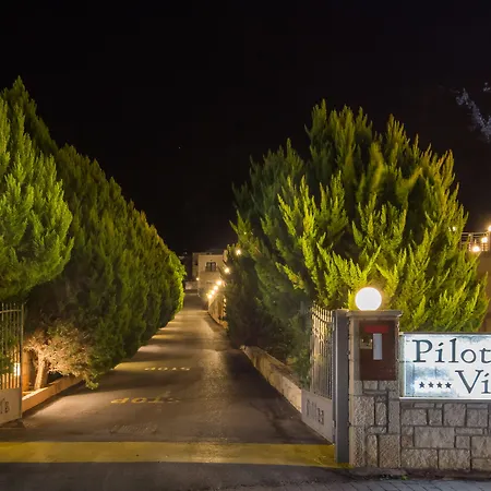 Pilot'S Villas Luxury Suites-2