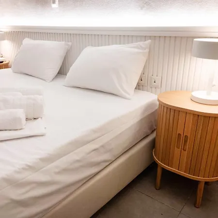 Lux Hotel 5 Mins Walk From Port Of Piraeus And Metro Station-3