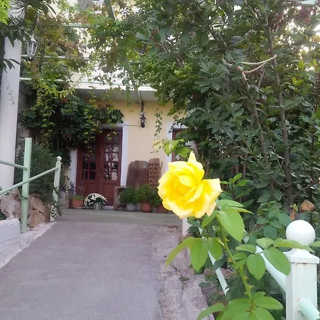 Manoleas Tavern & Rooms To Let-2