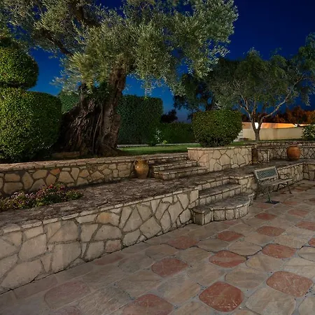 Tierra Verde, Luxury Retreat With 3 Acres Lush Garden-2