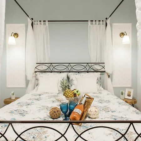 Syntagma Private Sweet Safe Double Rooms With Shared Bathroom-3