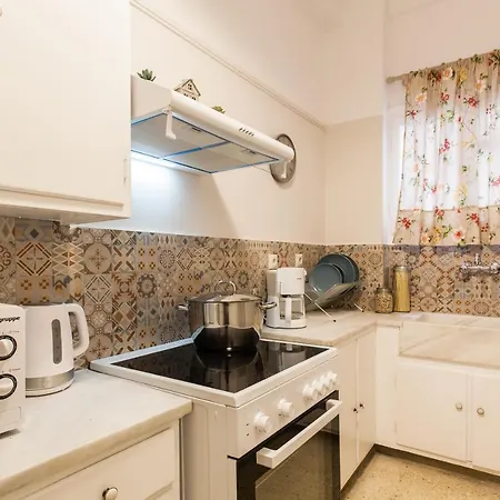 Syntagma Private Sweet Safe Double Rooms With Shared Bathroom-2
