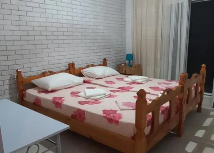 Velikis Apartments Τορώνη