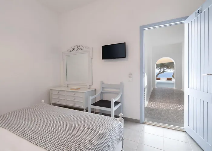 Akrotiri Hotel
