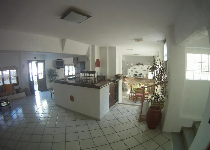 Oinoi Hotel Agios Kirykos 