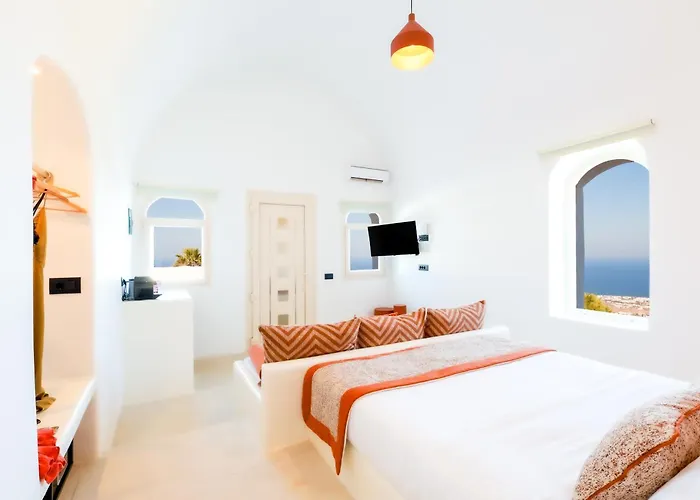 Pet friendly Luna Santorini Suites Pyrgos Kallistis