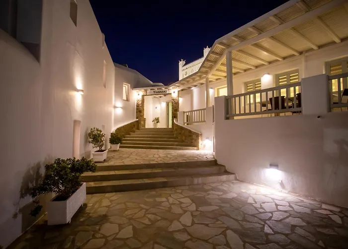 Yiannaki Hotel Ornos  Con una pista da Golf