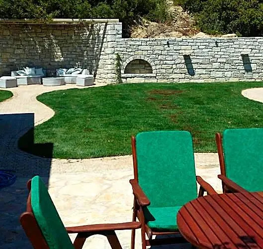 Valley Village Μάταλα